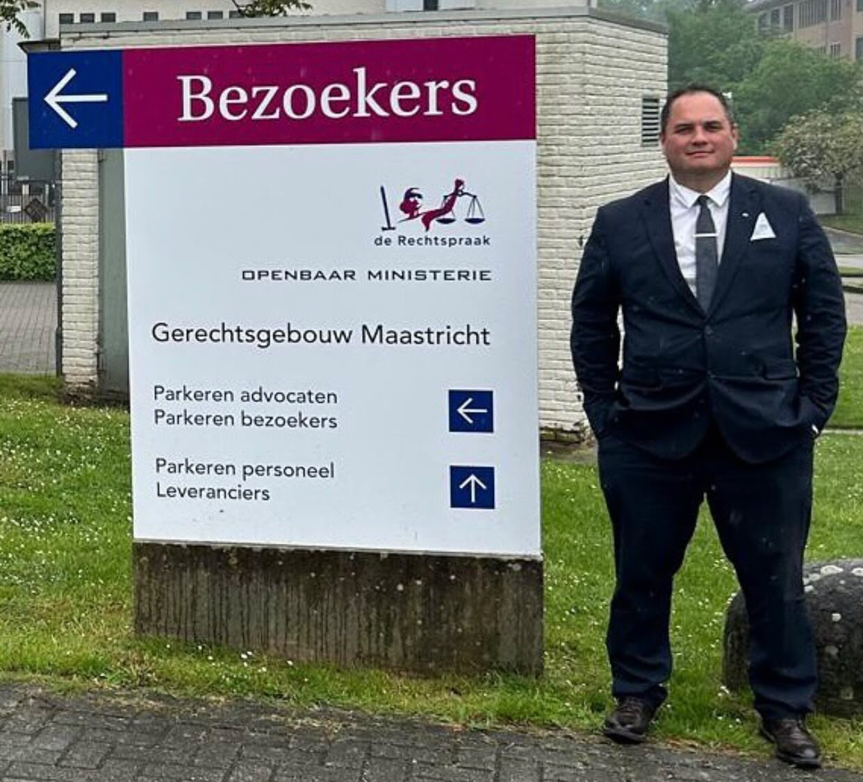 Em frente ao Palácio de Justiça de Maastricht, Holanda