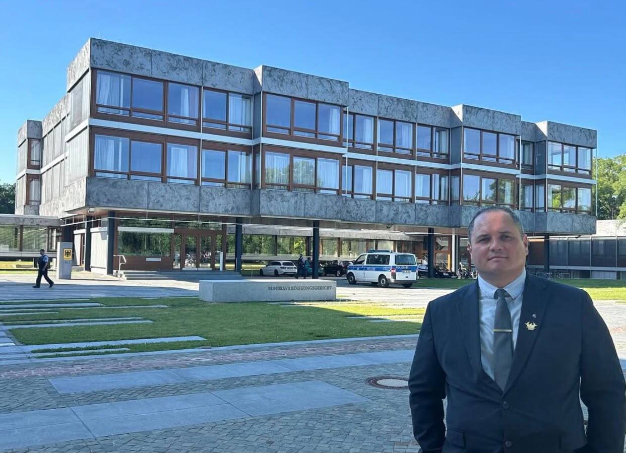 Em frente ao Tribunal Constitucional Federal da Alemanha